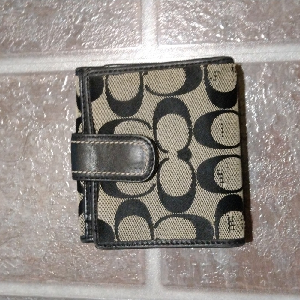 Coach signature black compact With plenty card slots and coin cash compartment. - Picture 3 of 7
